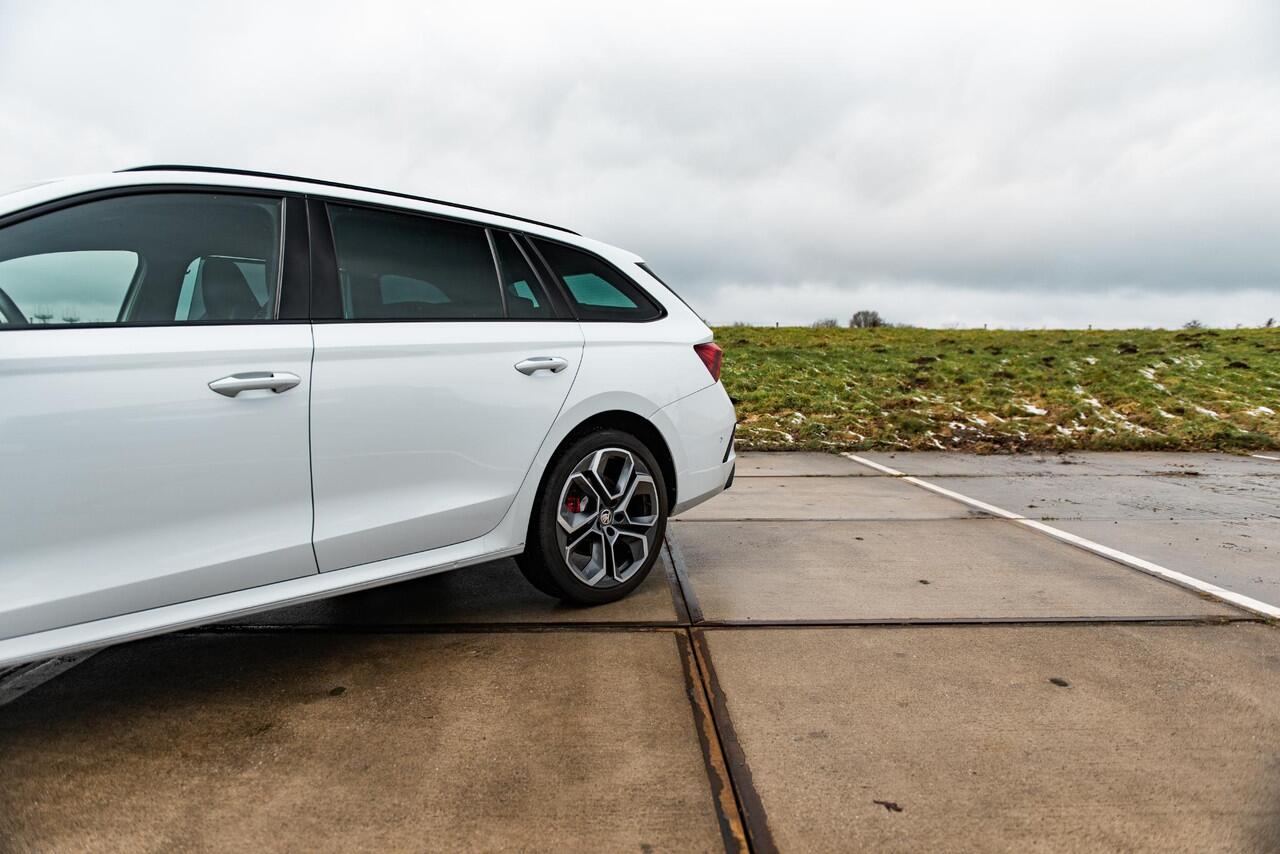 Skoda OCTAVIA Combi 1.4 TSI RS iV PHEV | SPORT COMFORT STOELEN | HEAD UP | 19" ALTAIR VELGEN | ADAPTIVE CRUISE