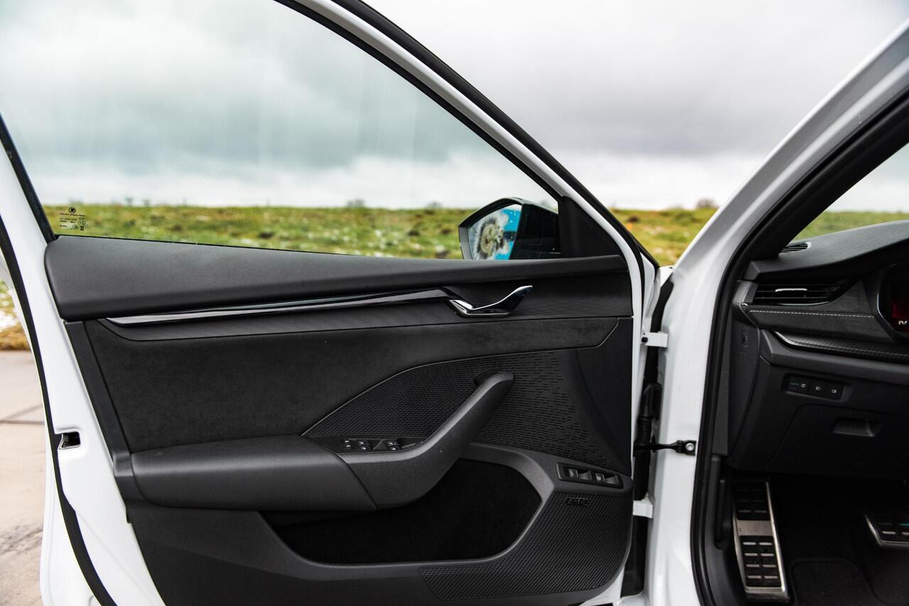 Skoda OCTAVIA Combi 1.4 TSI RS iV PHEV | SPORT COMFORT STOELEN | HEAD UP | 19" ALTAIR VELGEN | ADAPTIVE CRUISE