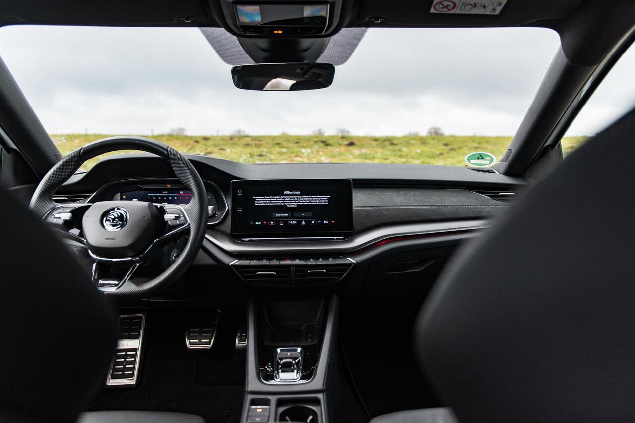 Skoda OCTAVIA Combi 1.4 TSI RS iV PHEV | SPORT COMFORT STOELEN | HEAD UP | 19" ALTAIR VELGEN | ADAPTIVE CRUISE