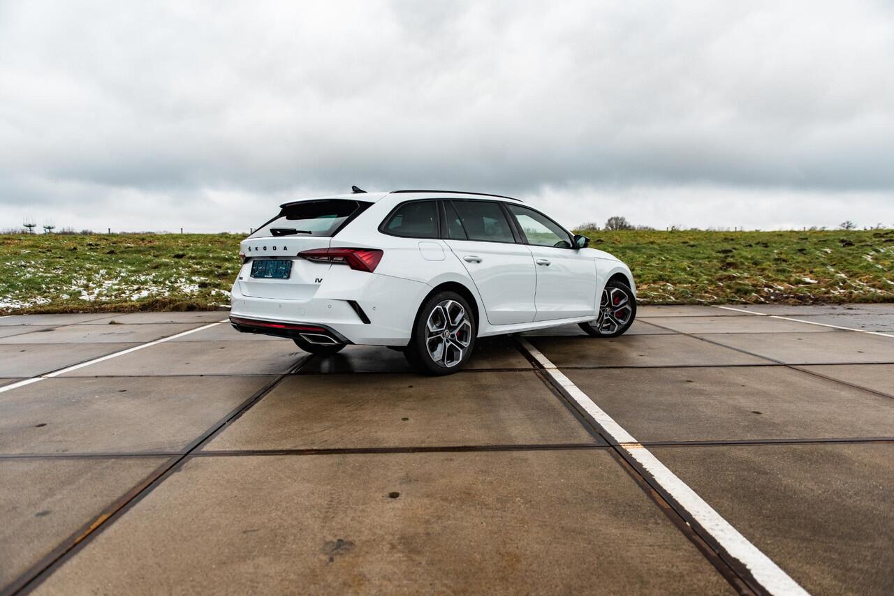 Skoda OCTAVIA Combi 1.4 TSI RS iV PHEV | SPORT COMFORT STOELEN | HEAD UP | 19" ALTAIR VELGEN | ADAPTIVE CRUISE