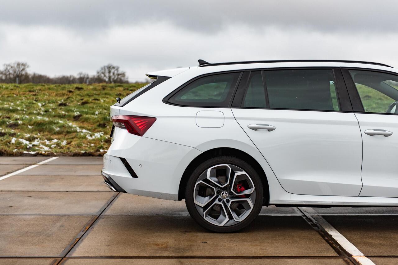 Skoda OCTAVIA Combi 1.4 TSI RS iV PHEV | SPORT COMFORT STOELEN | HEAD UP | 19" ALTAIR VELGEN | ADAPTIVE CRUISE