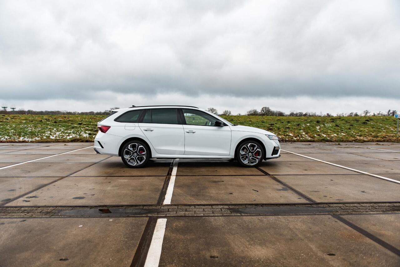 Skoda OCTAVIA Combi 1.4 TSI RS iV PHEV | SPORT COMFORT STOELEN | HEAD UP | 19" ALTAIR VELGEN | ADAPTIVE CRUISE