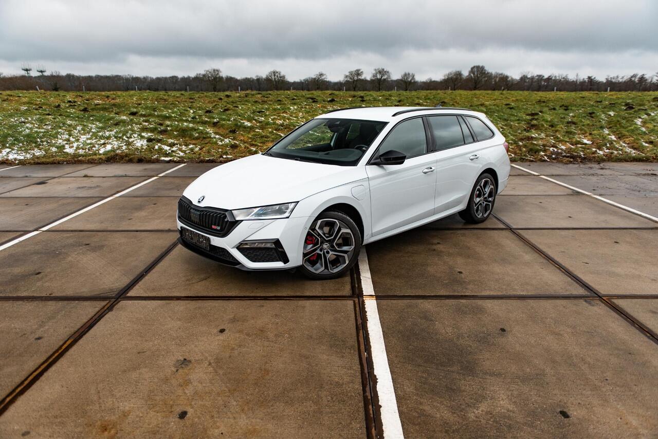 Skoda OCTAVIA Combi 1.4 TSI RS iV PHEV | SPORT COMFORT STOELEN | HEAD UP | 19" ALTAIR VELGEN | ADAPTIVE CRUISE