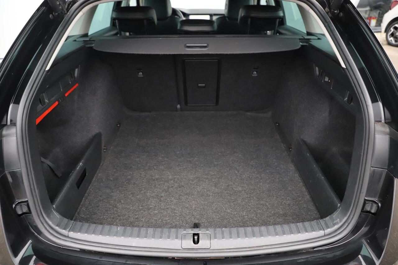 Skoda OCTAVIA Combi 1.0 TSI Business Edition Plus Leder Trekhaak Virtual Cockpit Navigatie Carplay Android Climate Control Adaptive Cruise Achteruitrijcamera Stoelverwarming
