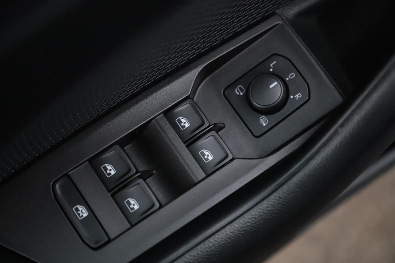 Skoda OCTAVIA Combi 1.0 TSI Business Edition Plus Leder Trekhaak Virtual Cockpit Navigatie Carplay Android Climate Control Adaptive Cruise Achteruitrijcamera Stoelverwarming