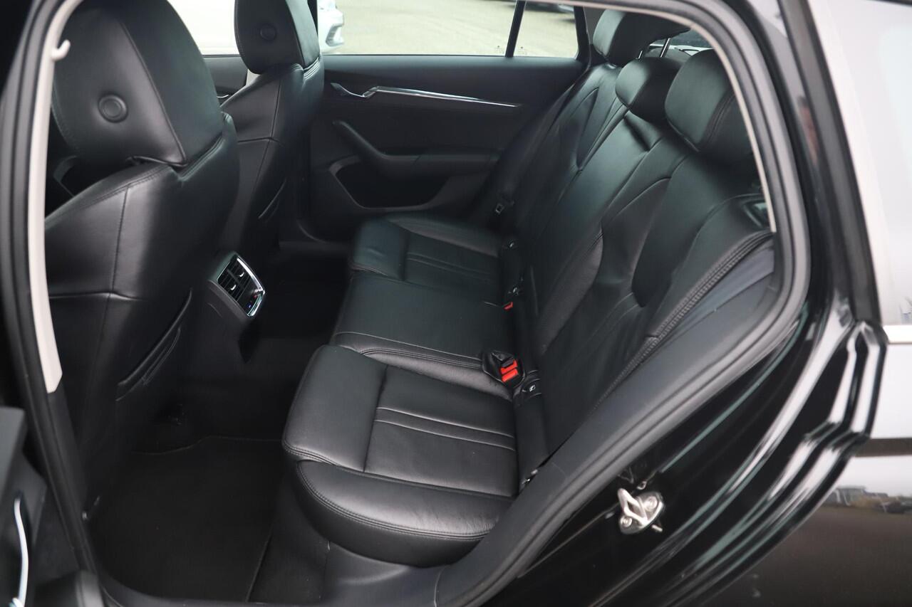 Skoda OCTAVIA Combi 1.0 TSI Business Edition Plus Leder Trekhaak Virtual Cockpit Navigatie Carplay Android Climate Control Adaptive Cruise Achteruitrijcamera Stoelverwarming