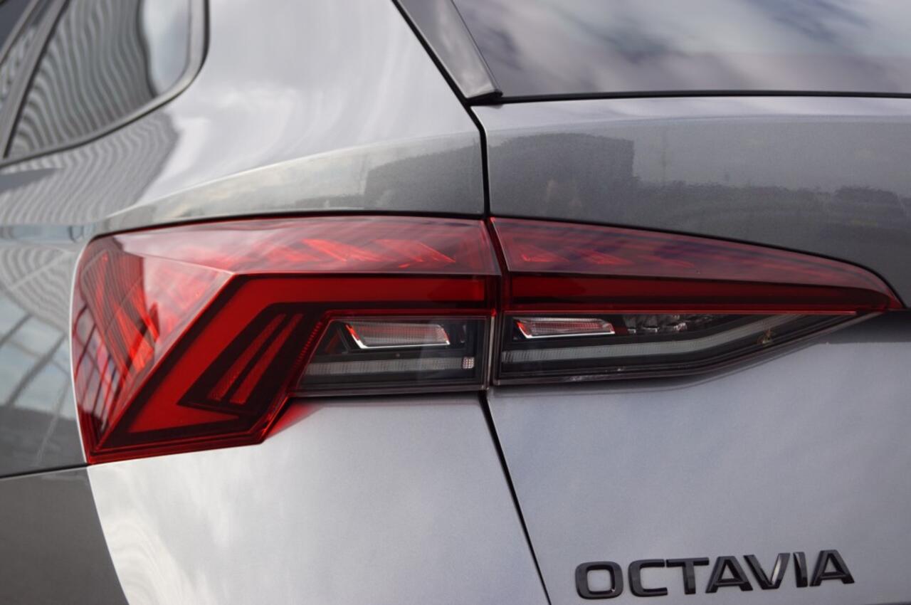 Skoda OCTAVIA Combi 1.4 TSI iV 204pk Sportline/Panodak/Sportstoelen elektr./ ACC/DCC/Head-up/AppConnect