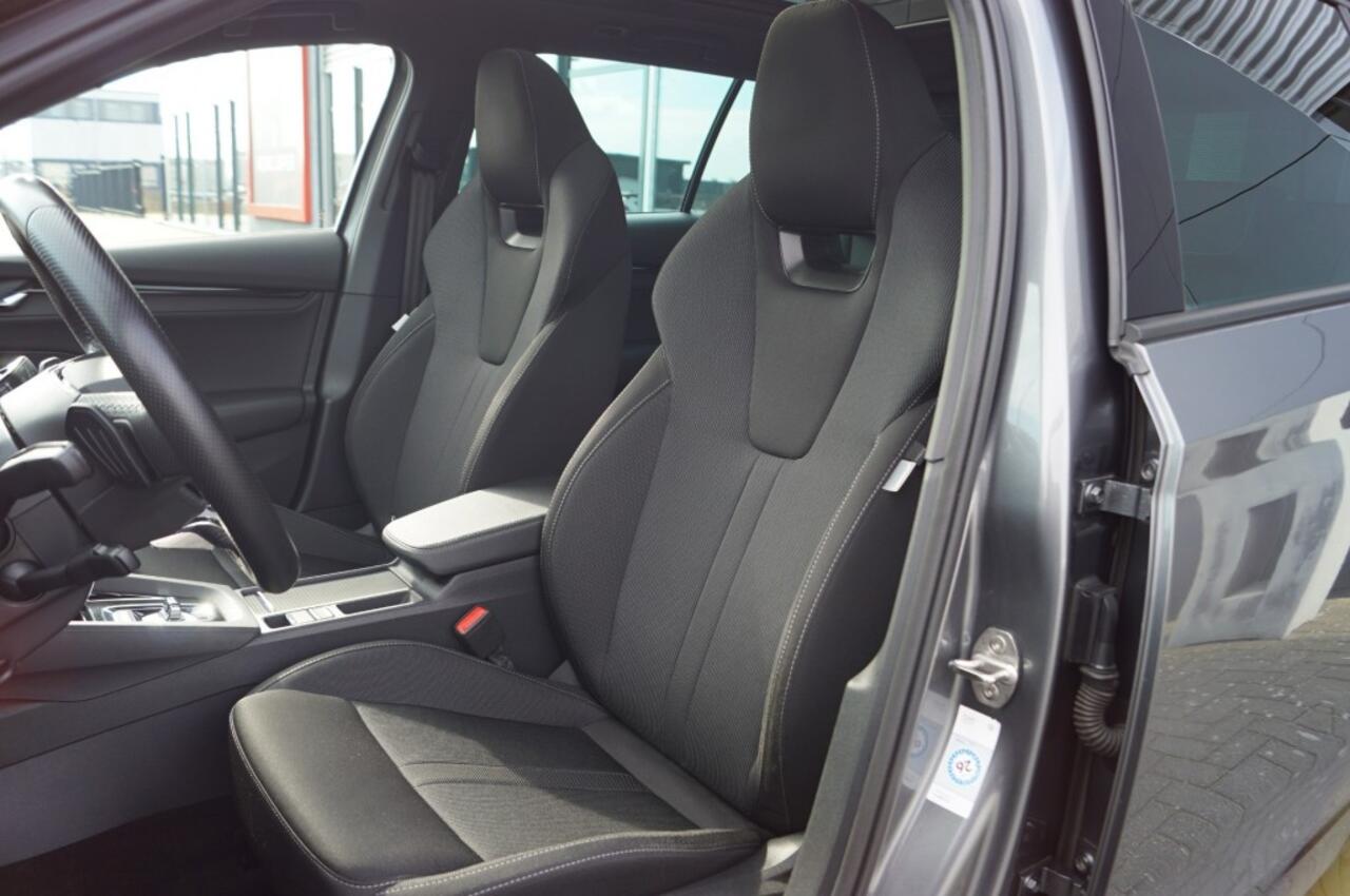 Skoda OCTAVIA Combi 1.4 TSI iV 204pk Sportline/Panodak/Sportstoelen elektr./ ACC/DCC/Head-up/AppConnect