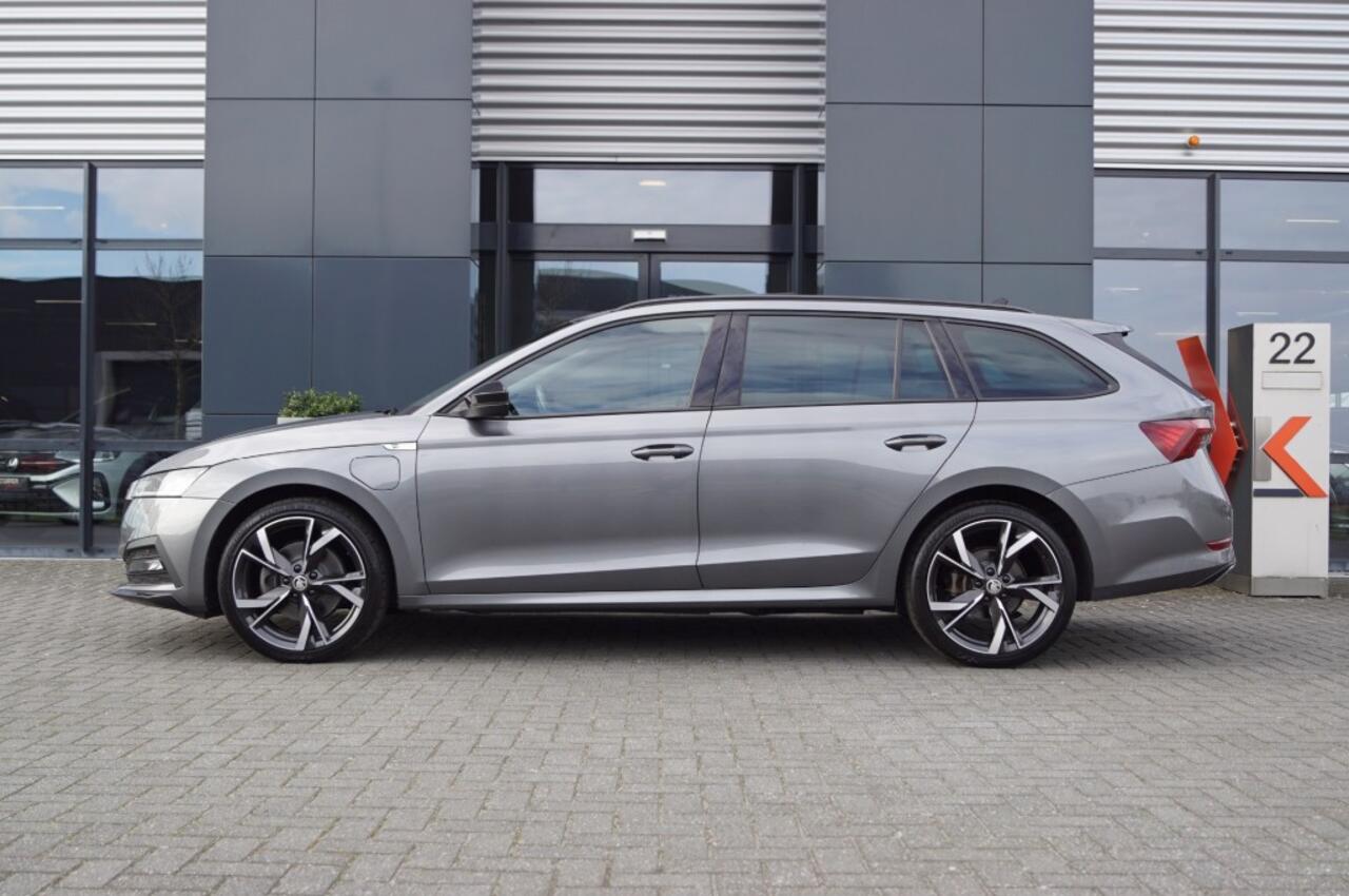 Skoda OCTAVIA Combi 1.4 TSI iV 204pk Sportline/Panodak/Sportstoelen elektr./ ACC/DCC/Head-up/AppConnect