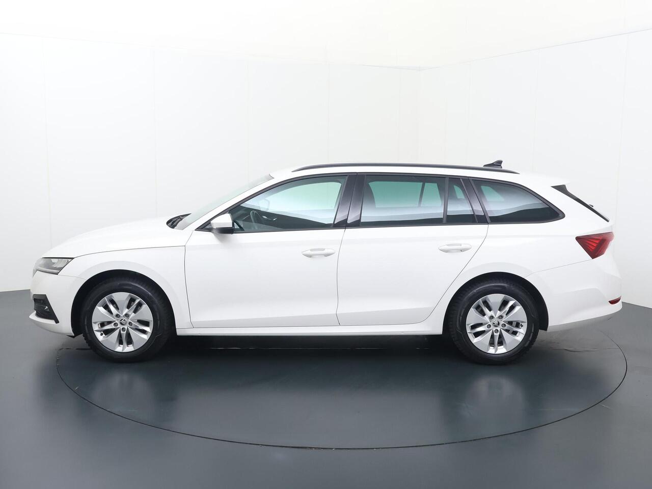 Skoda OCTAVIA Combi 1.0 e-TSI Business Edition | 110 PK | Automaat | Trekhaak | Cruise control | Apple Carplay/Android Auto |