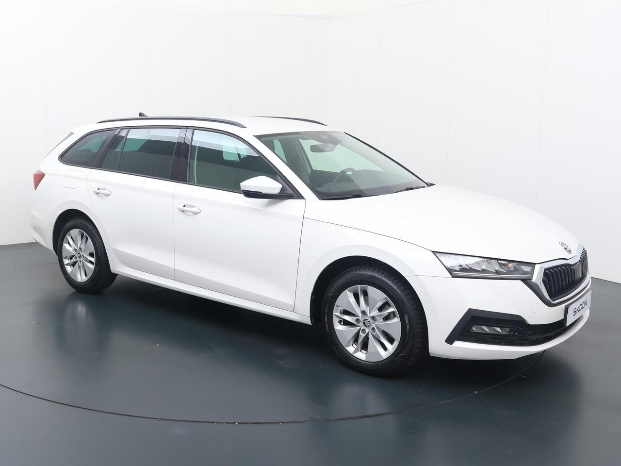 Skoda OCTAVIA Combi 1.0 e-TSI Business Edition | 110 PK | Automaat | Trekhaak | Cruise control | Apple Carplay/Android Auto |