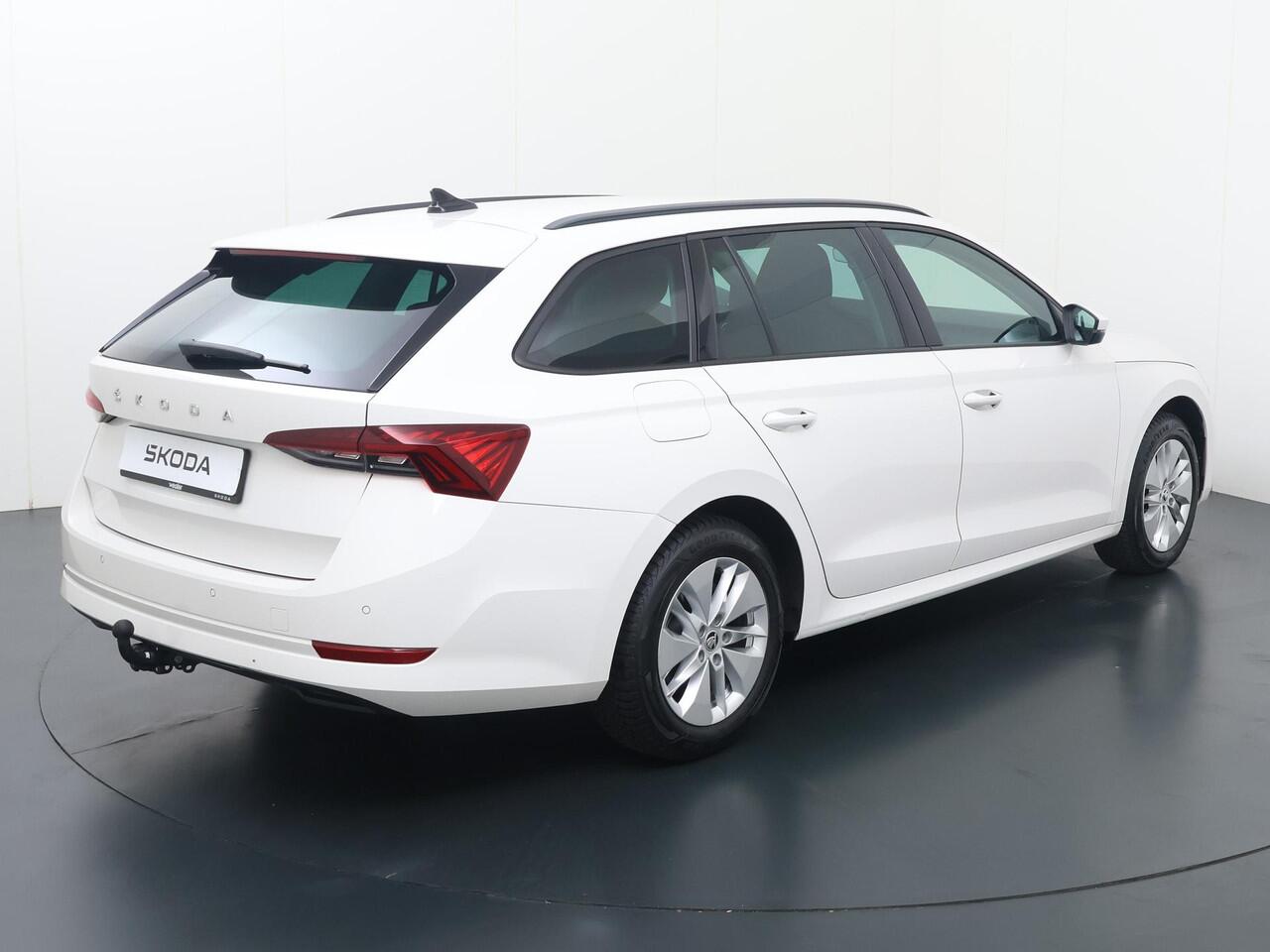 Skoda OCTAVIA Combi 1.0 e-TSI Business Edition | 110 PK | Automaat | Trekhaak | Cruise control | Apple Carplay/Android Auto |