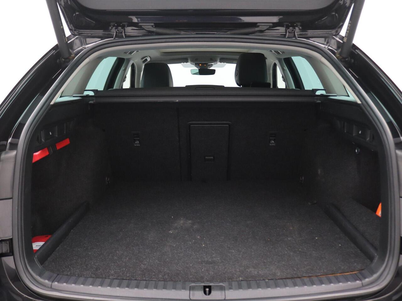 Skoda OCTAVIA Combi 1.4 TSI iV PHEV Business Edition Plus 204PK DSG Pano-Schuifdak, Leder, Trekhaak, Head-Up Display, Memorystoel, Virtual Pedal, 18" LM Velgen, Keyless, Matrix LED-Verlichting