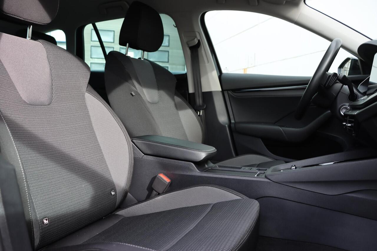 Skoda OCTAVIA Combi 1.4 TSI iV PHEV Business Edition 204pk DSG6 | Stoelverwarming | Stuurverwarming | Carplay | Clima