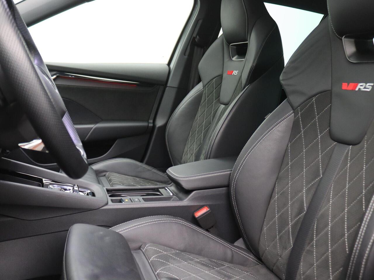 Skoda OCTAVIA Combi 1.4 TSI RS iV PHEV Business 245PK DSG Pano-Schuifdak, Adaptieve Cruise Controle, Achteruitrijcamera, Canton Sound, Keyless, Stoel-& Achterbank verwarming, Voorruitverwarming, Memorystoel, 19" LM Velgen