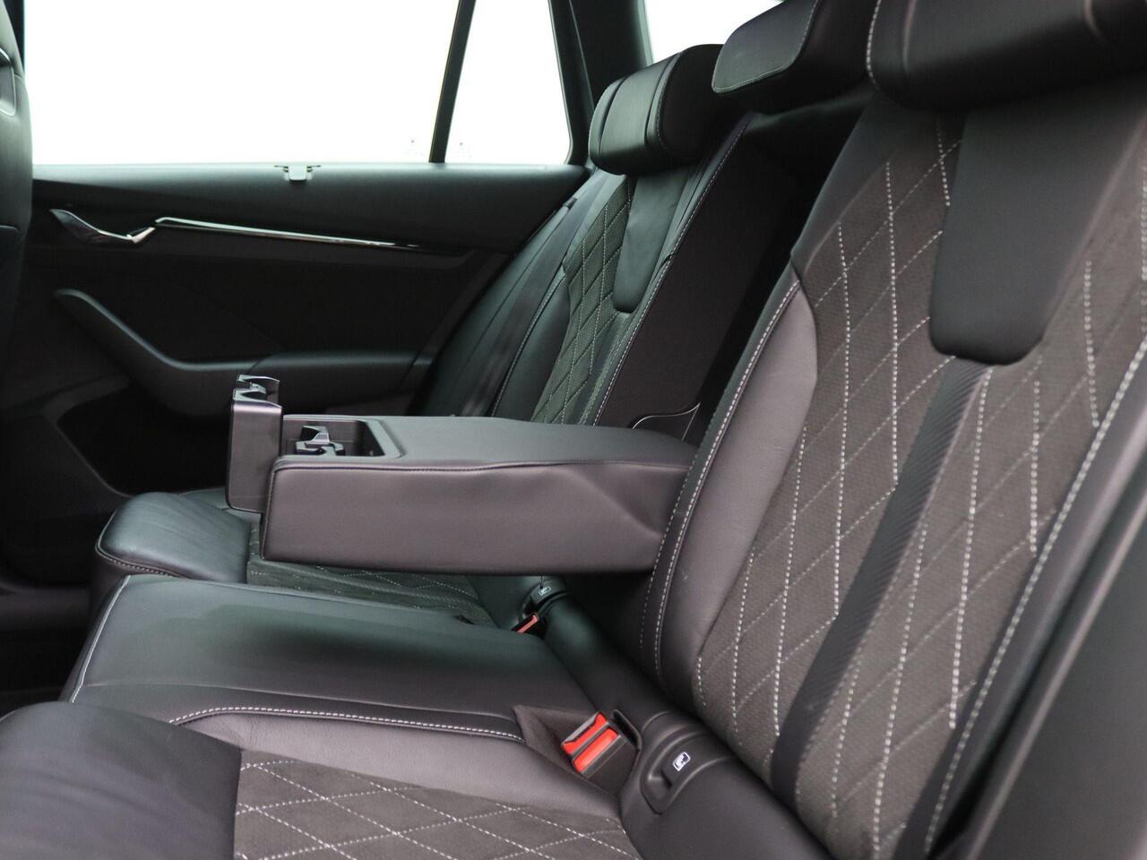 Skoda OCTAVIA Combi 1.4 TSI RS iV PHEV Business 245PK DSG Pano-Schuifdak, Adaptieve Cruise Controle, Achteruitrijcamera, Canton Sound, Keyless, Stoel-& Achterbank verwarming, Voorruitverwarming, Memorystoel, 19" LM Velgen