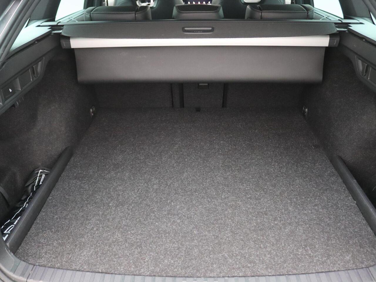 Skoda OCTAVIA Combi 1.4 TSI RS iV PHEV Business 245PK DSG Pano-Schuifdak, Adaptieve Cruise Controle, Achteruitrijcamera, Canton Sound, Keyless, Stoel-& Achterbank verwarming, Voorruitverwarming, Memorystoel, 19" LM Velgen