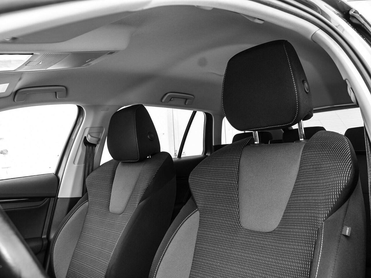 Skoda OCTAVIA Combi 1.0 TSI 110pk Business Edition · Apple/Android Car Play · Navigatie · P-Sensoren · Elek. Achterklep · Cruise Control · 16'' Inch · Garantie t/m 27-09-207 of 100.000km