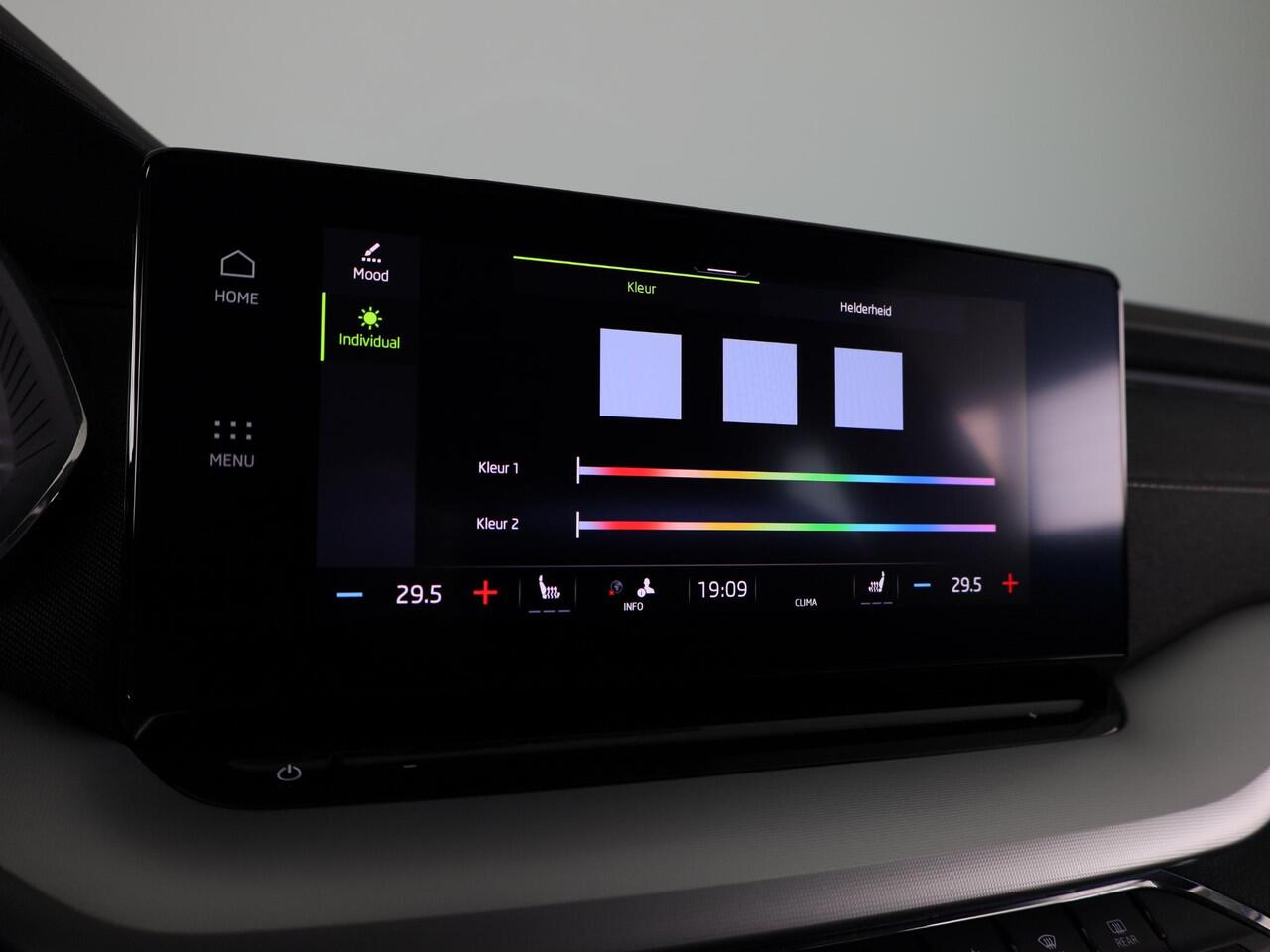 Skoda OCTAVIA Combi 1.0 e-TSI Business Edition Plus 110 pk Automaat (DSG) | Verlengde garantie | Navigatie | Parkeersensoren | Adaptieve cruise control | Stoelverwarming |