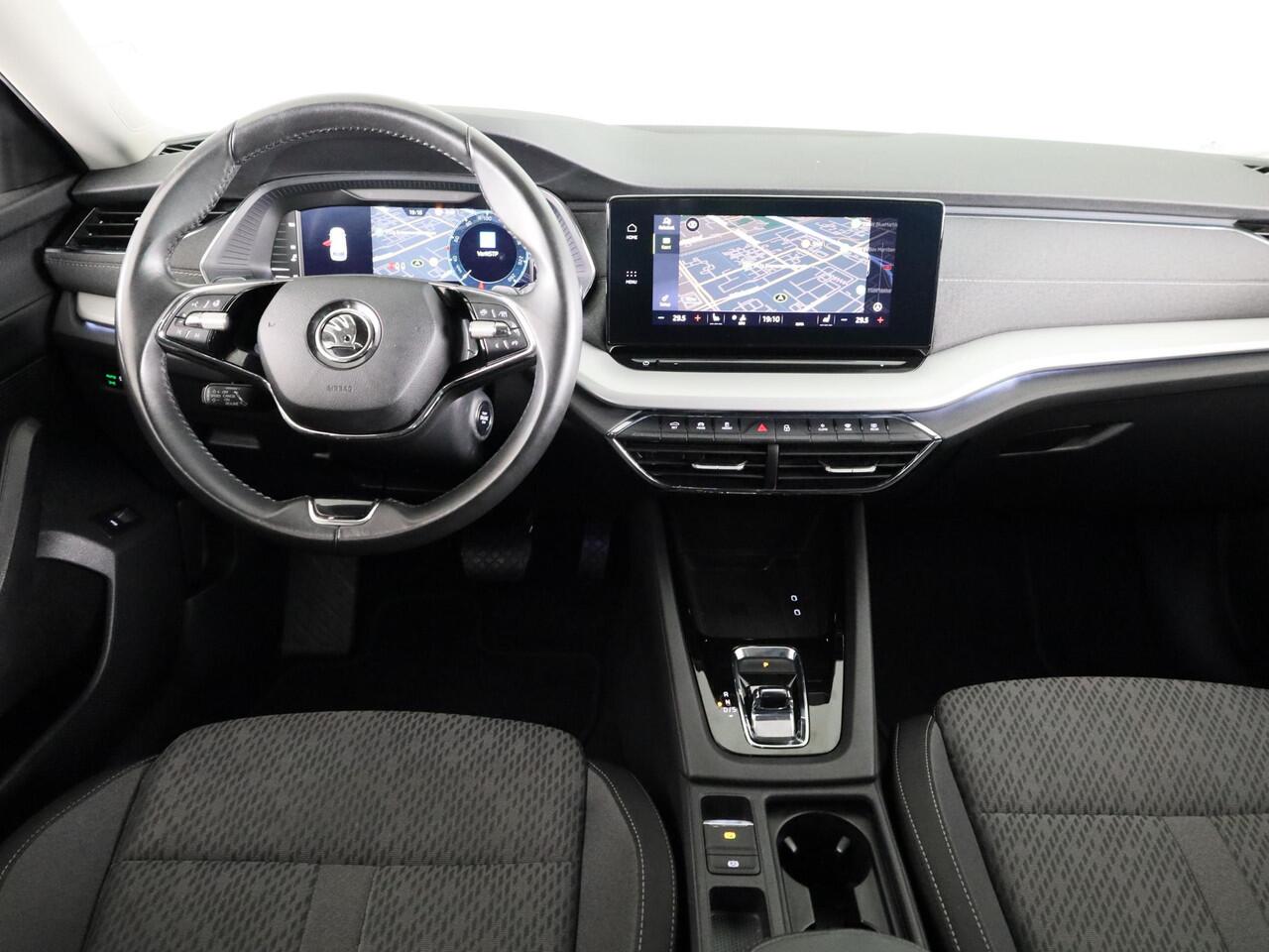 Skoda OCTAVIA Combi 1.0 e-TSI Business Edition Plus 110 pk Automaat (DSG) | Verlengde garantie | Navigatie | Parkeersensoren | Adaptieve cruise control | Stoelverwarming |