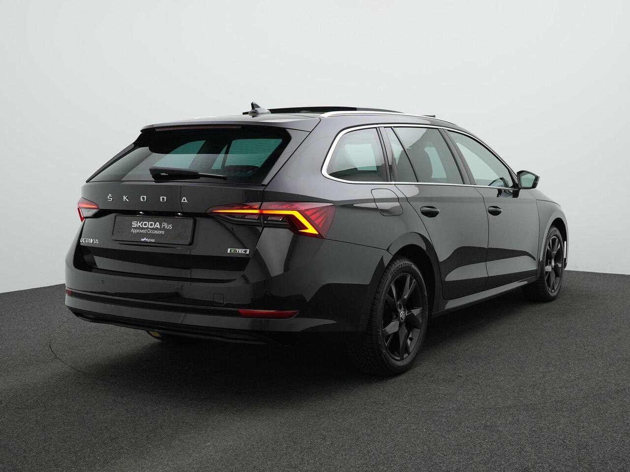 Skoda OCTAVIA Combi 1.5 e-TSI 150 pk DSG Business Edition Plus | Panoramadak | Trekhaak | Stuur-/stoelverwarming | Achteruitrijcamera