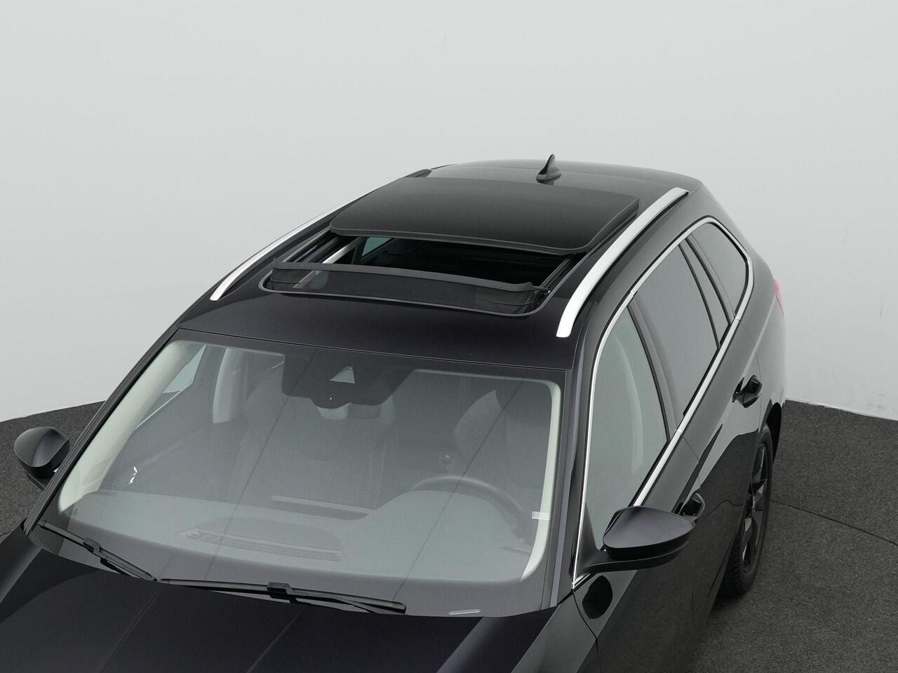 Skoda OCTAVIA Combi 1.5 e-TSI 150 pk DSG Business Edition Plus | Panoramadak | Trekhaak | Stuur-/stoelverwarming | Achteruitrijcamera