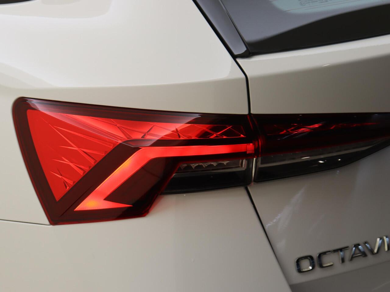 Skoda OCTAVIA Combi 1.4 TSI iV PHEV Business Edition | Parkeersensoren | CarPlay | Cruise control | Digital cockpit | Stoel- en stuurwielverwarming |