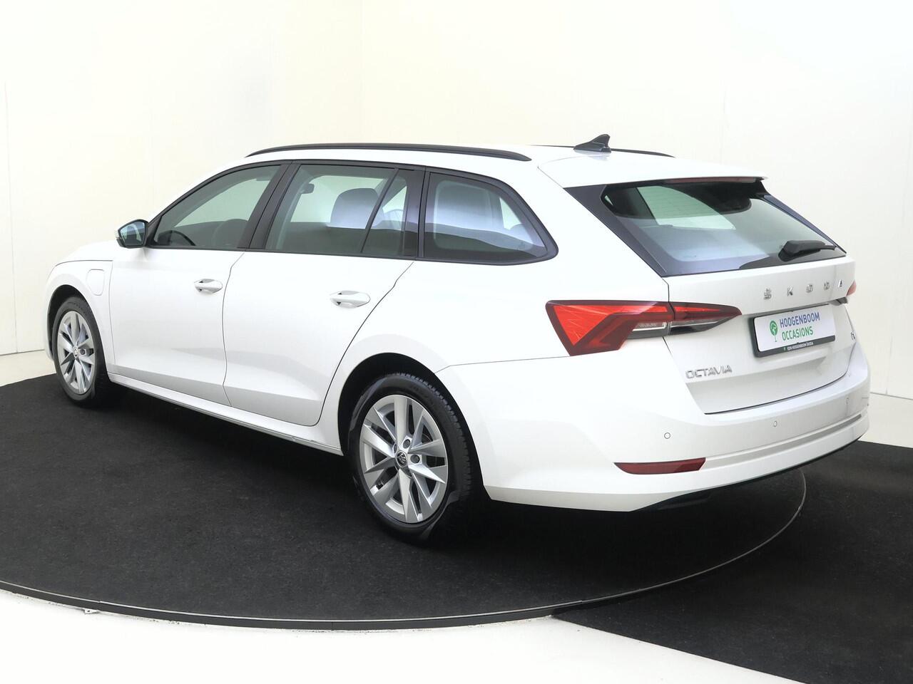 Skoda OCTAVIA Combi 1.4 TSI iV PHEV Business Edition | Parkeersensoren | CarPlay | Cruise control | Digital cockpit | Stoel- en stuurwielverwarming |