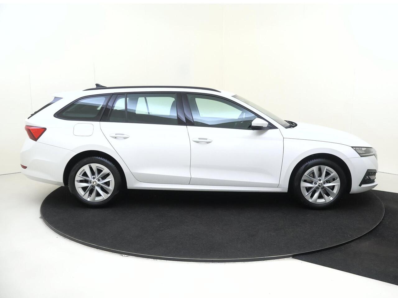Skoda OCTAVIA Combi 1.4 TSI iV PHEV Business Edition | Parkeersensoren | CarPlay | Cruise control | Digital cockpit | Stoel- en stuurwielverwarming |