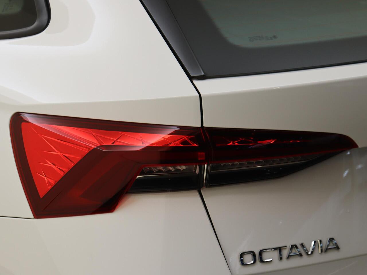 Skoda OCTAVIA Combi 1.4 TSI iV PHEV | SoH 98% | Cruise control | CarPlay | Elektrisch inklapbare buitenspiegels | Parkeersensoren achter | DAB radio |