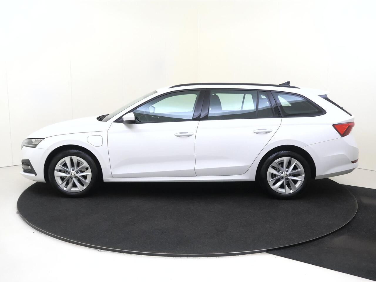 Skoda OCTAVIA Combi 1.4 TSI iV PHEV | SoH 98% | Cruise control | CarPlay | Elektrisch inklapbare buitenspiegels | Parkeersensoren achter | DAB radio |