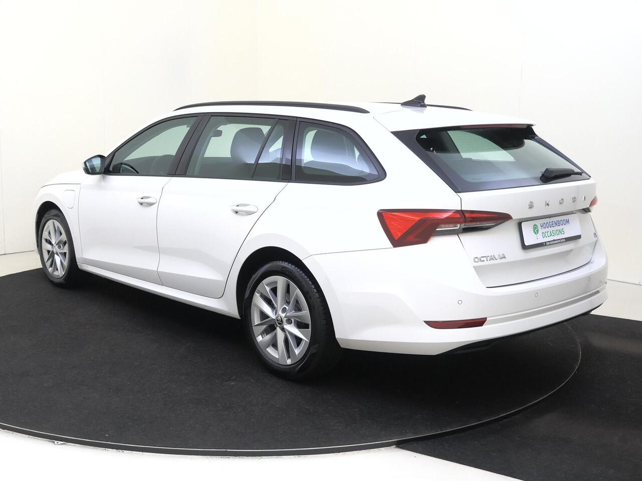 Skoda OCTAVIA Combi 1.4 TSI iV PHEV | SoH 98% | Cruise control | CarPlay | Elektrisch inklapbare buitenspiegels | Parkeersensoren achter | DAB radio |