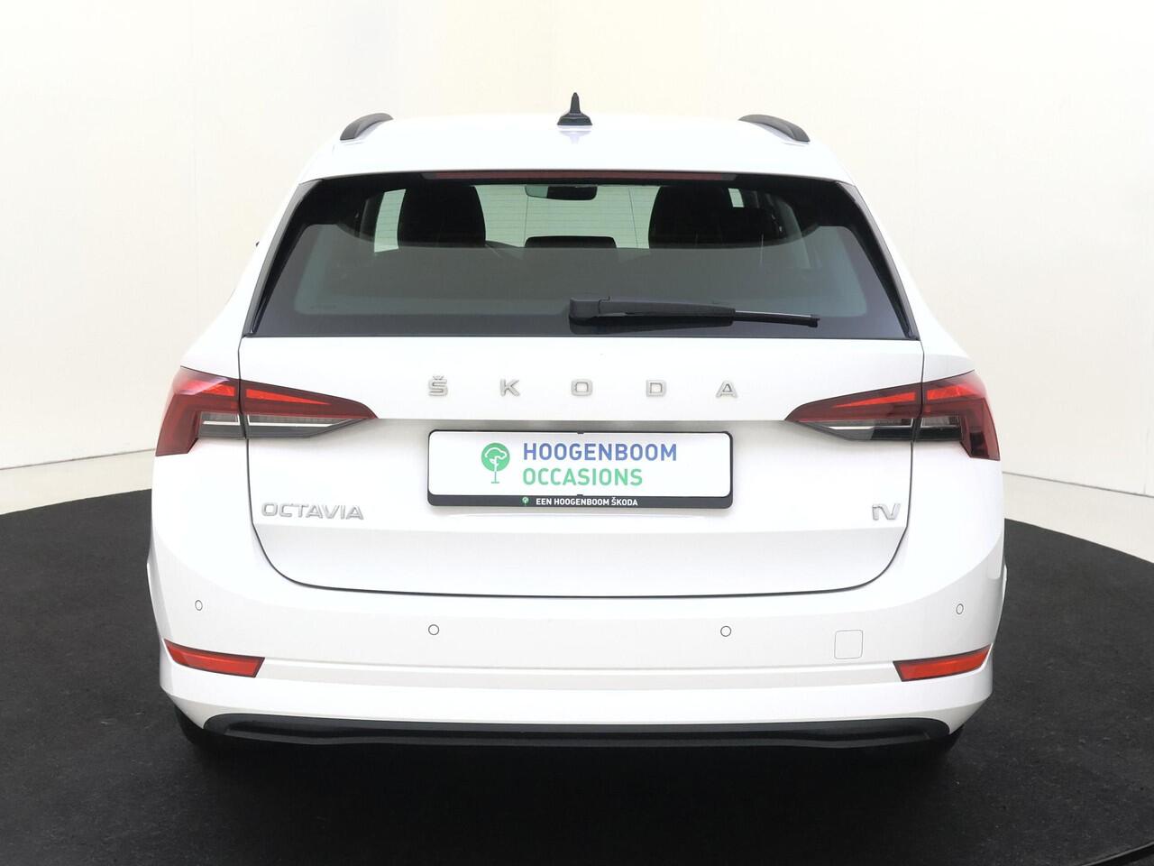 Skoda OCTAVIA Combi 1.4 TSI iV PHEV | SoH 98% | Cruise control | CarPlay | Elektrisch inklapbare buitenspiegels | Parkeersensoren achter | DAB radio |