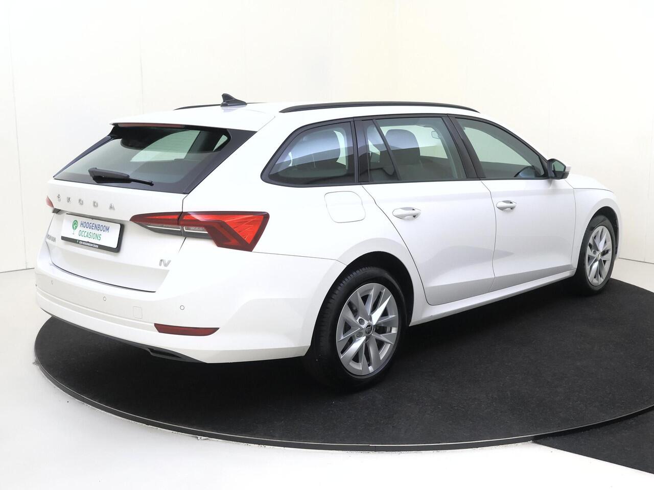 Skoda OCTAVIA Combi 1.4 TSI iV PHEV | SoH 98% | Cruise control | CarPlay | Elektrisch inklapbare buitenspiegels | Parkeersensoren achter | DAB radio |