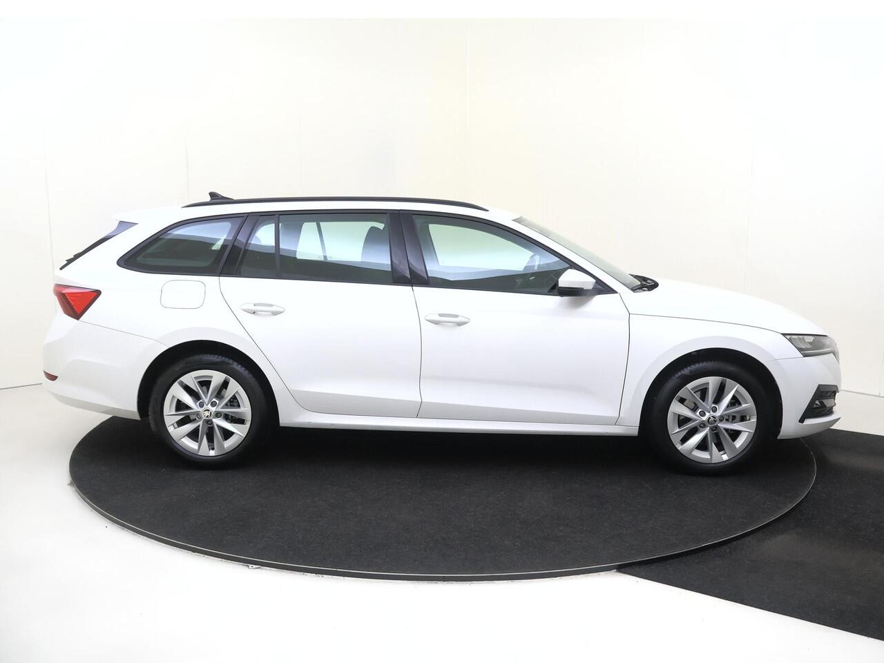 Skoda OCTAVIA Combi 1.4 TSI iV PHEV | SoH 98% | Cruise control | CarPlay | Elektrisch inklapbare buitenspiegels | Parkeersensoren achter | DAB radio |