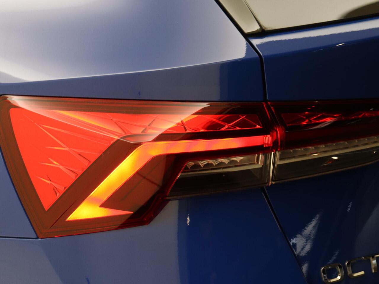 Skoda OCTAVIA Combi 1.4 TSI iV PHEV Business Edition | Parkeersensoren | Cruise control | CarPlay | Climate control | Digital cockpit | Elektrisch inklapbare buitenspiegels |