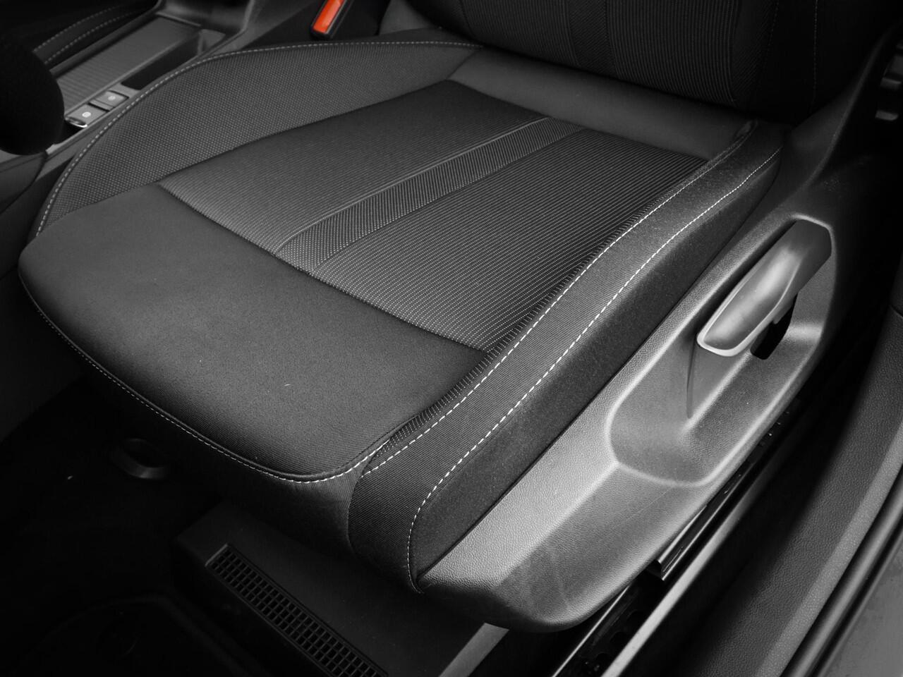 Skoda OCTAVIA Combi 1.0 e-TSI 110pk DSG Sport Business · Apple/Android Car Play · Elek. Trekhaak · Cruise Control · P-Sensoren · 16'' Inch · Garantie t/m 19-11-2027 of 100.000km