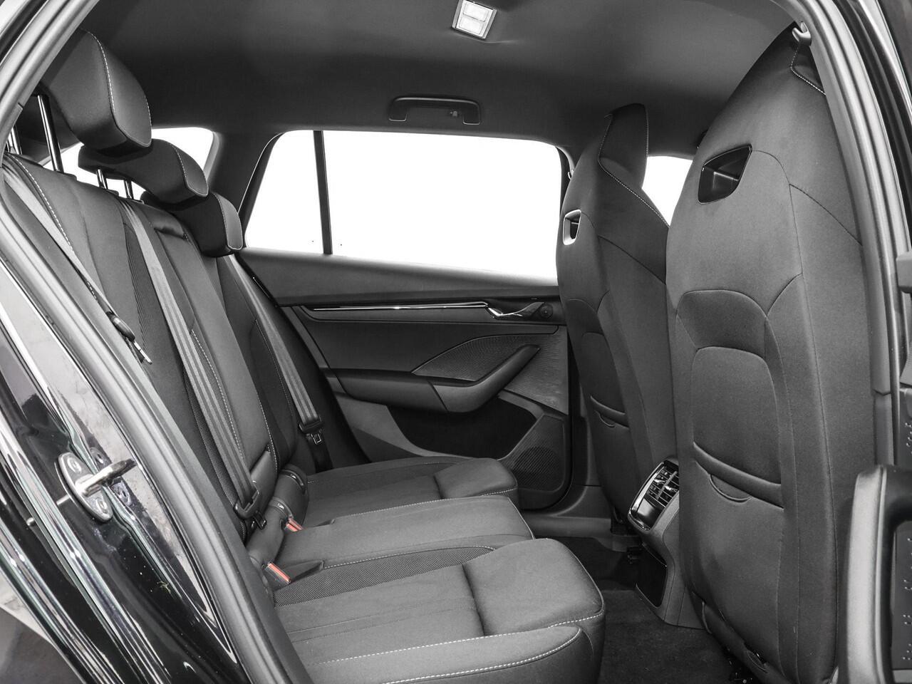 Skoda OCTAVIA Combi 1.0 e-TSI 110pk DSG Sport Business · Apple/Android Car Play · Elek. Trekhaak · Cruise Control · P-Sensoren · 16'' Inch · Garantie t/m 19-11-2027 of 100.000km