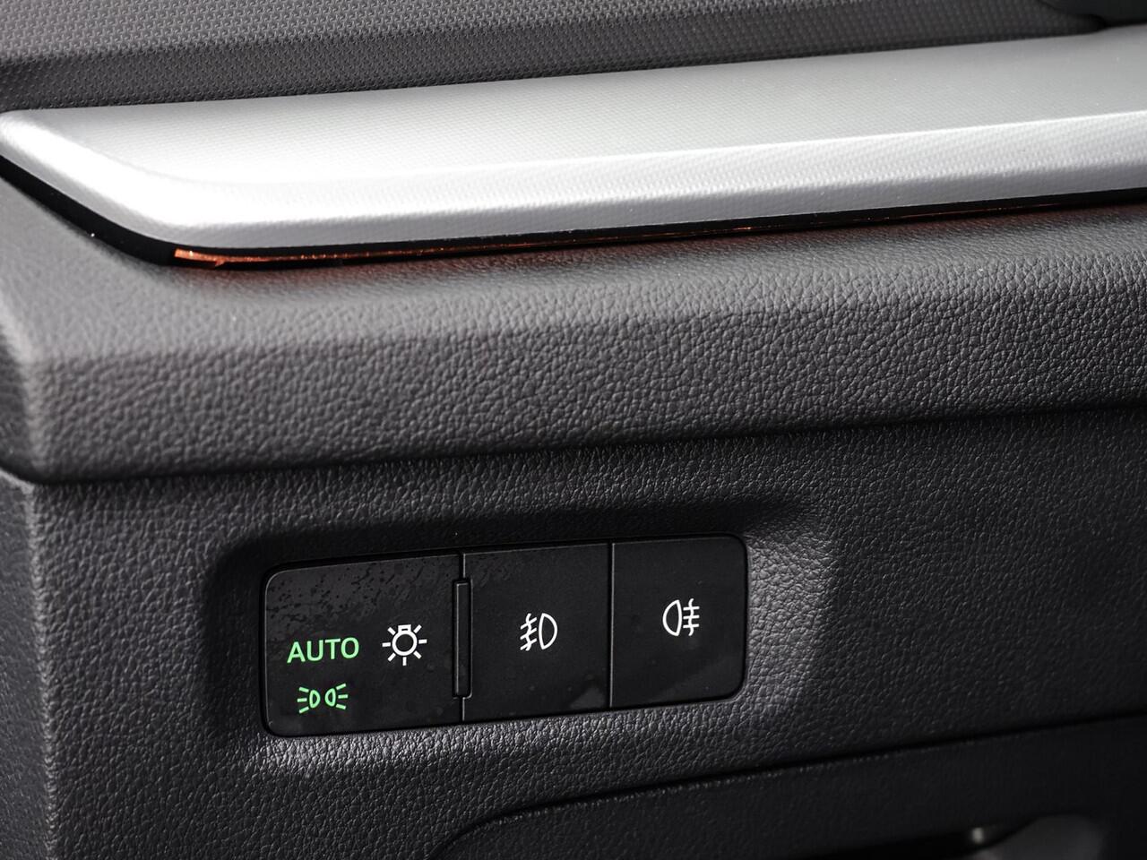 Skoda OCTAVIA Combi 1.0 e-TSI 110pk DSG Sport Business · Apple/Android Car Play · Elek. Trekhaak · Cruise Control · P-Sensoren · 16'' Inch · Garantie t/m 19-11-2027 of 100.000km