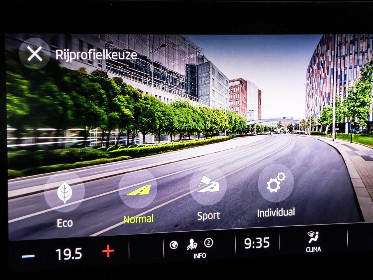 Skoda OCTAVIA Combi 1.0 e-TSI 110pk DSG Sport Business · Apple/Android Car Play · Elek. Trekhaak · Cruise Control · P-Sensoren · 16'' Inch · Garantie t/m 19-11-2027 of 100.000km