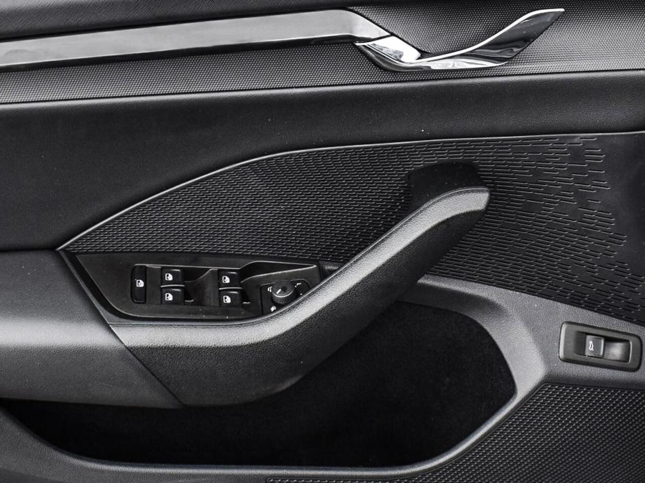 Skoda OCTAVIA Combi 1.0 TSI 110pk Business Edition · Apple/Android Car Play · Navigatie · P-Sensoren · Elek. Achterklep · Cruise Control · 16'' Inch · Garantie t/m 27-09-207 of 100.000km