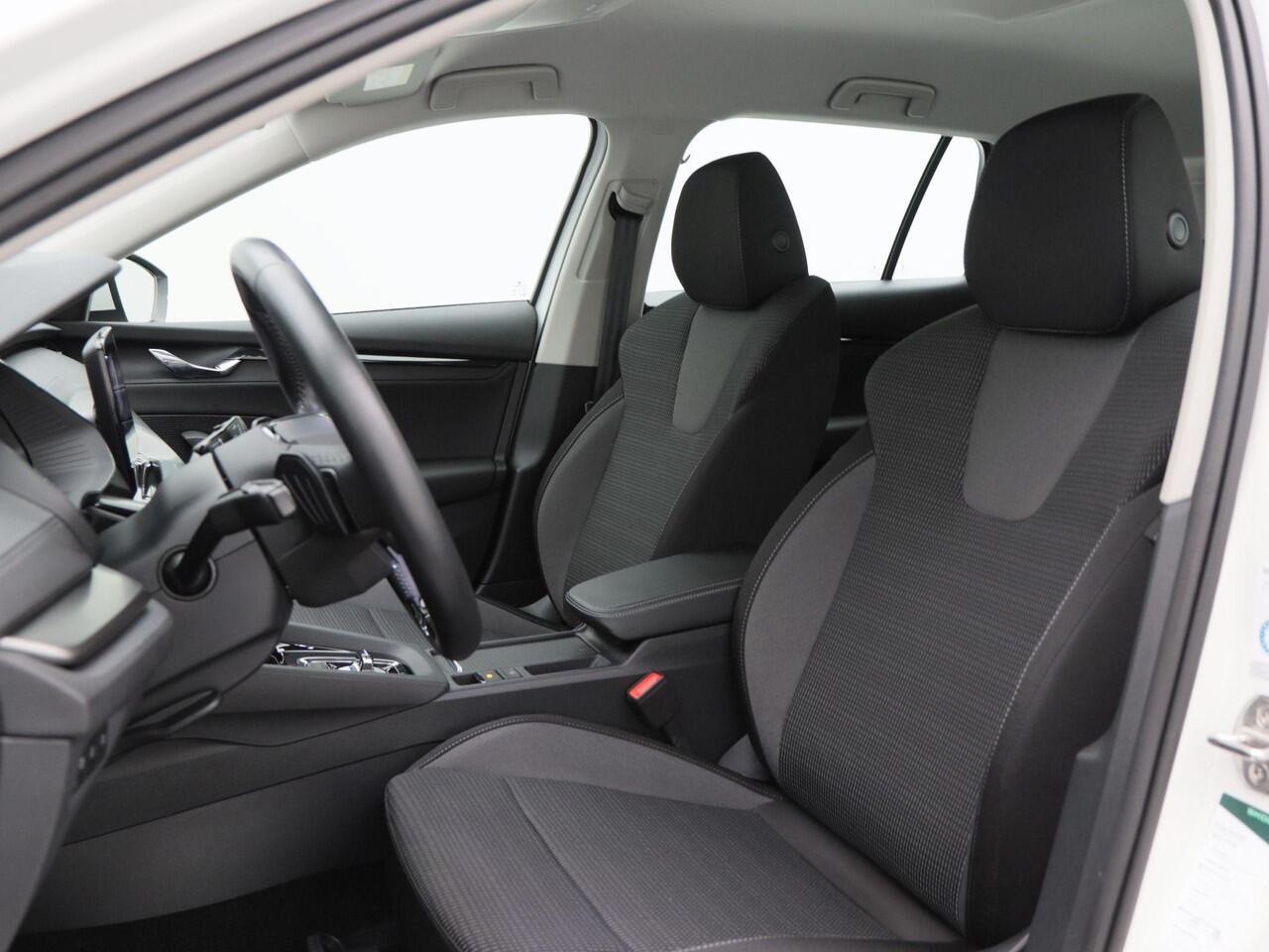 Skoda OCTAVIA Combi 1.4 TSI iV PHEV Business Edition | Cruise Control | Climate Control | Parkeersensoren | Carplay | 17 Inch | 27.323 Km!!