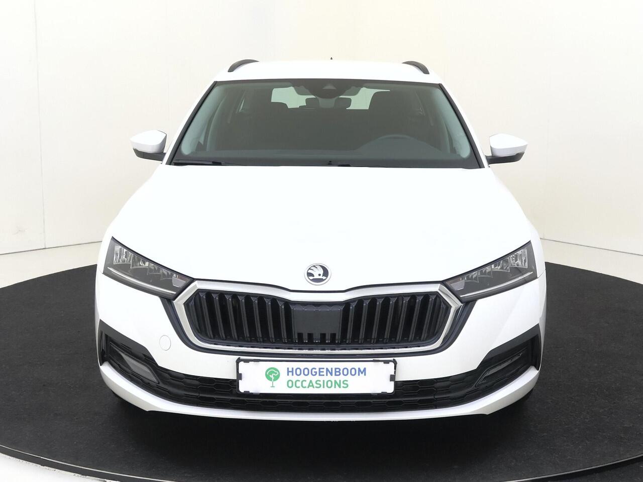 Skoda OCTAVIA Combi 1.4 TSI iV PHEV Business Edition | SoH 100% | Navigatie | Cruise control | Keyless | CarPlay | Parkeersensoren achter | Draadloze telefoonlader | Elektrisch inklapbare buitenspiegels |
