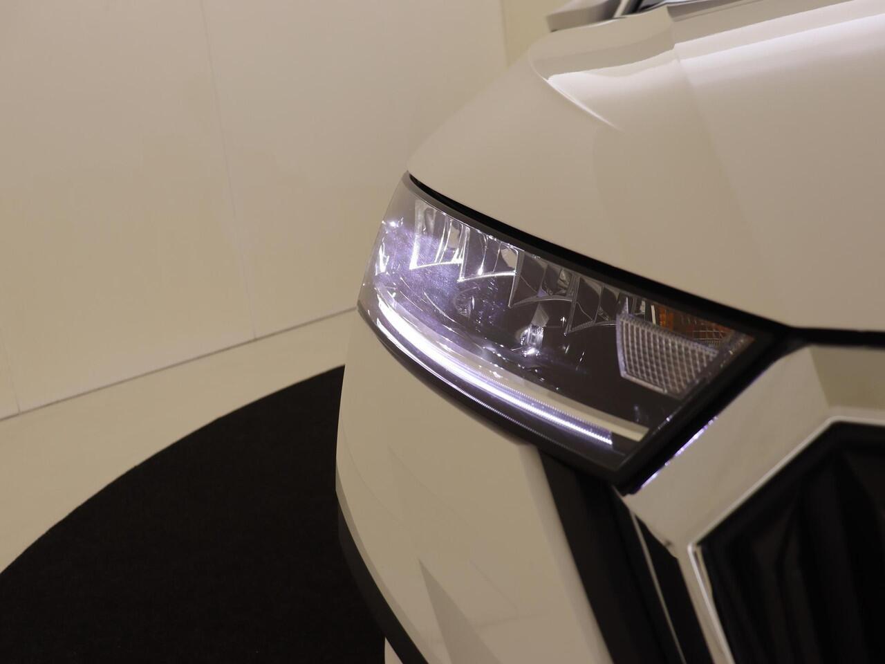 Skoda OCTAVIA Combi 1.4 TSI iV PHEV Business Edition | SoH 100% | Navigatie | Cruise control | Keyless | CarPlay | Parkeersensoren achter | Draadloze telefoonlader | Elektrisch inklapbare buitenspiegels |