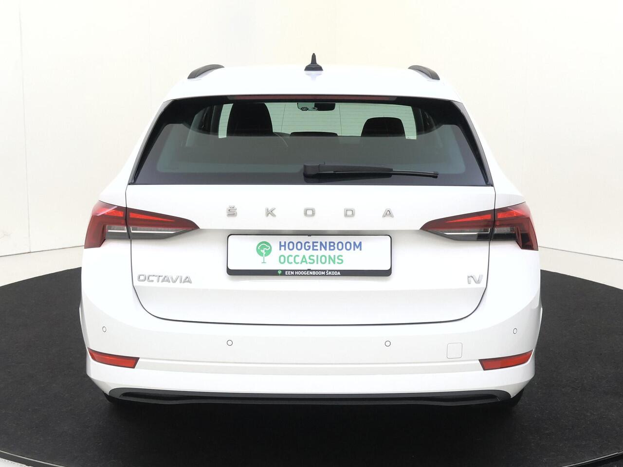 Skoda OCTAVIA Combi 1.4 TSI iV PHEV Business Edition | SoH 100% | Navigatie | Cruise control | Keyless | CarPlay | Parkeersensoren achter | Draadloze telefoonlader | Elektrisch inklapbare buitenspiegels |