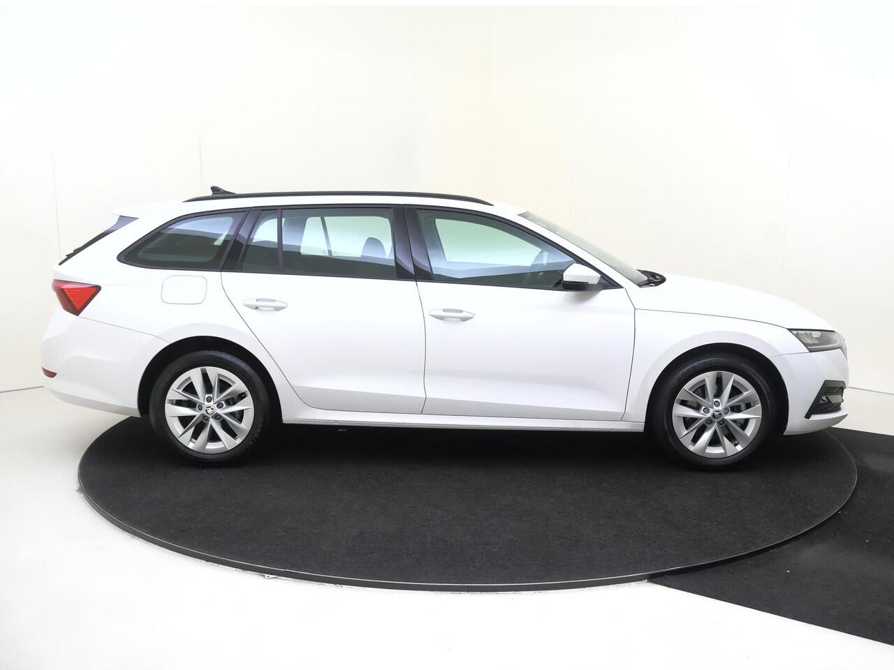 Skoda OCTAVIA Combi 1.4 TSI iV PHEV Business Edition | SoH 100% | Navigatie | Cruise control | Keyless | CarPlay | Parkeersensoren achter | Draadloze telefoonlader | Elektrisch inklapbare buitenspiegels |