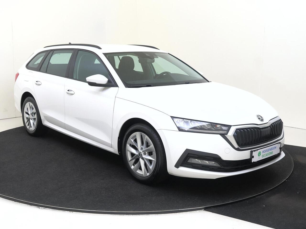 Skoda OCTAVIA Combi 1.4 TSI iV PHEV Business Edition | SoH 100% | Navigatie | Cruise control | Keyless | CarPlay | Parkeersensoren achter | Draadloze telefoonlader | Elektrisch inklapbare buitenspiegels |