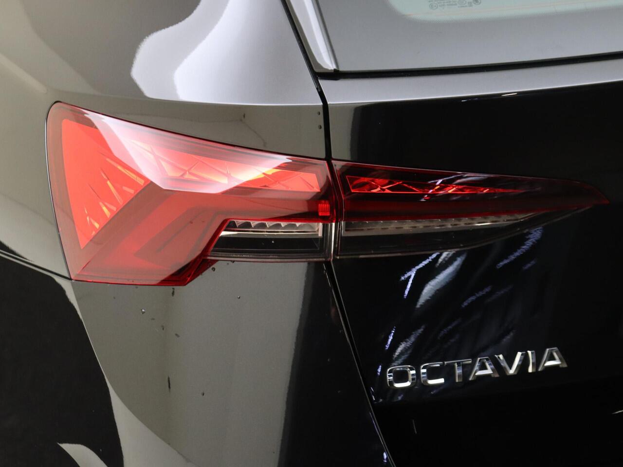 Skoda OCTAVIA Combi 1.4 TSI iV PHEV Business Edition | SoH 100% | Parkeersensoren achter | CarPlay | Cruise control | Airco | Digital cockpit |