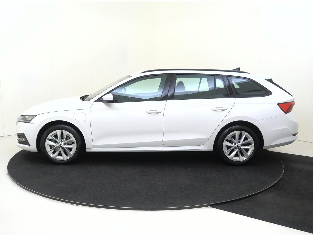 Skoda OCTAVIA Combi 1.4 TSI iV PHEV Business Edition | Parkeersensoren | CarPlay | Cruise control | Digital cockpit | Stoel- en stuurwielverwarming |