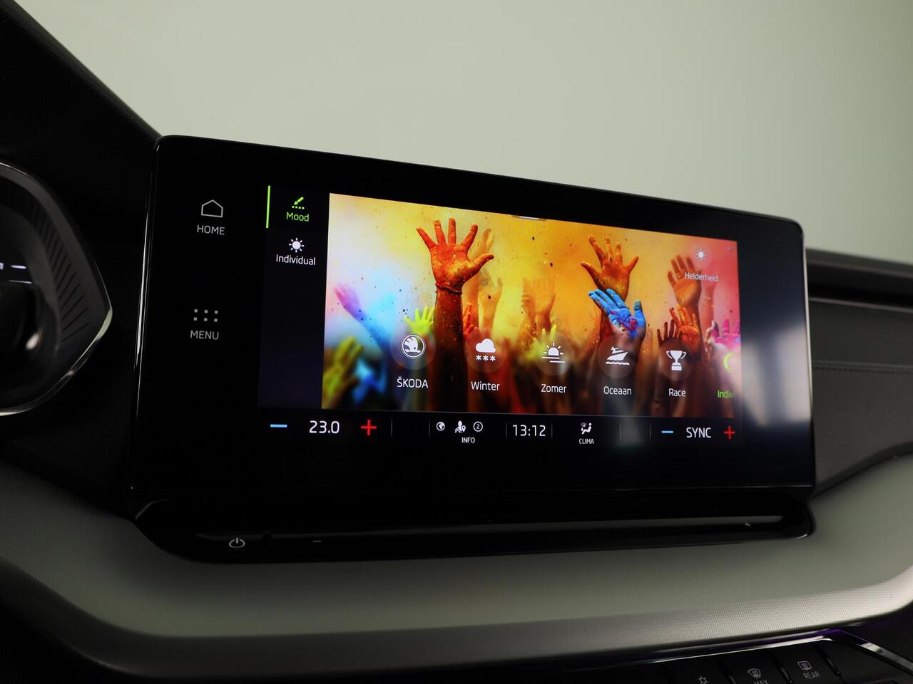 Skoda OCTAVIA Combi 1.5 e-TSI Sport Business 150pk DSG | Parkeersensoren voor en achter | Navigatie | Sportstoelen |